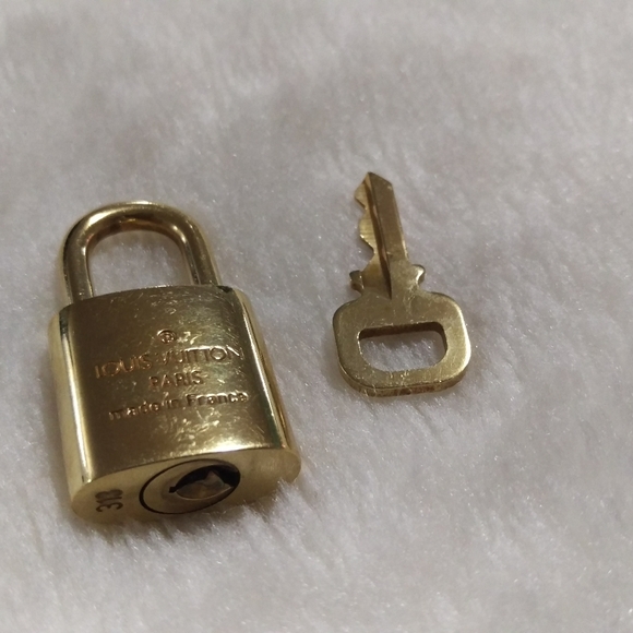 Louis Vuitton 1 Lock & 1 Key Set #313